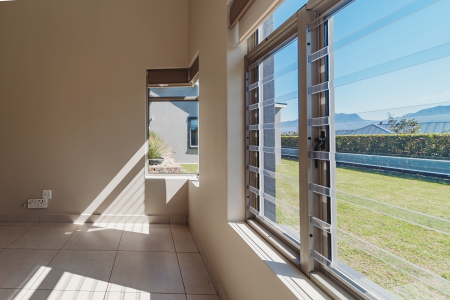 4 Bedroom Property for Sale in Kraaibosch Manor Western Cape